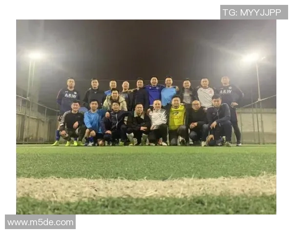 韩国足球明星齐聚一堂合影留念展现团结与友谊的精彩瞬间 韩国足球明星齐聚一堂合影留念展现团结与友谊的精彩瞬间