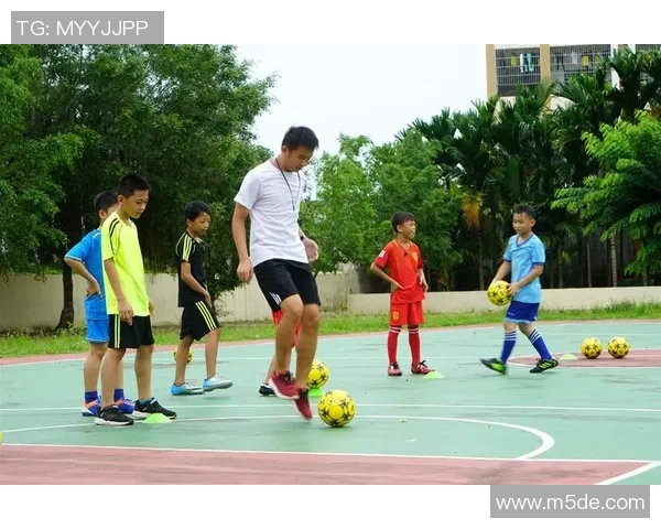 小小球场上的梦想与拼搏很多孩子心中的足球明星之路 小小球场上的梦想与拼搏很多孩子心中的足球明星之路