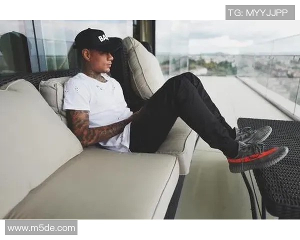 春季足球明星时尚穿搭指南打造运动与潮流完美结合的风格 春季足球明星时尚穿搭指南打造运动与潮流完美结合的风格