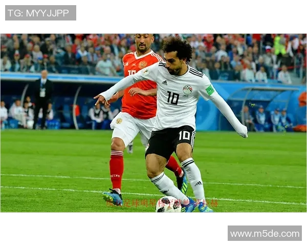 足球明星全身高清大图展示让你一览无余的球场风采与魅力 足球明星全身高清大图展示让你一览无余的球场风采与魅力